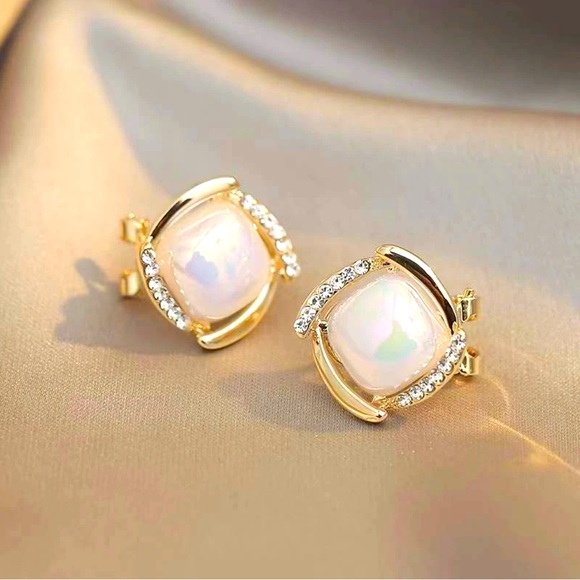 Imitation White pearl with laser and gold stud earrings #jewelry #pearl - Picture 1 of 3